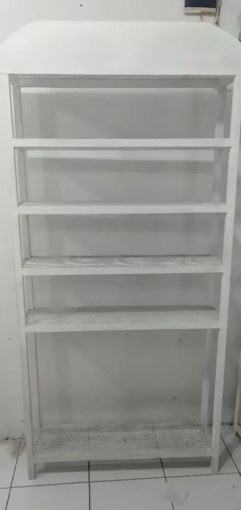 Rak besi holo kokoh