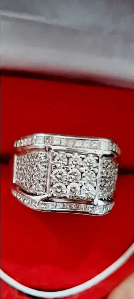 Cincin Pria Emas Putih Berlian 18K Berat 9,05 Gram  119 Batu Berlian