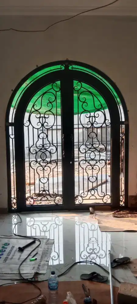 Pintu utama klasik dan kaca tempered 8 mm