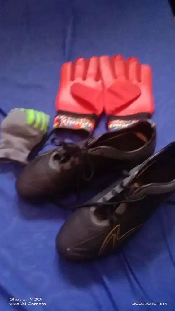 Paket sepak bola lengkap mulai sepatu, sarung tangan,dan kaus kaki