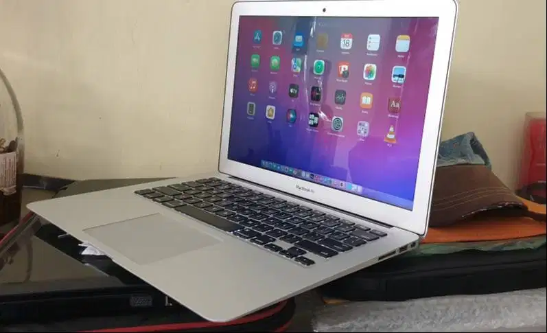 Laptop MacBook Air Core i7 RAM 8GB SSD 128GB Mulus Normal Harga Nett