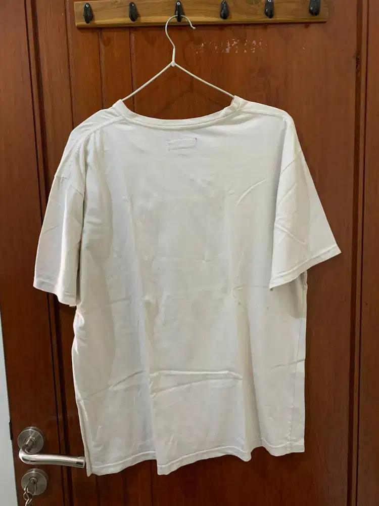 KAOS PUTIH UKURAN L - ADA SEDIKIT NODA KECIL