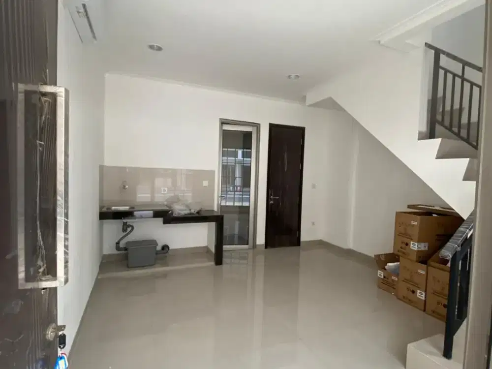 sewa rumah 3 lantai PIK 2 uk 4,5x10m ada AC