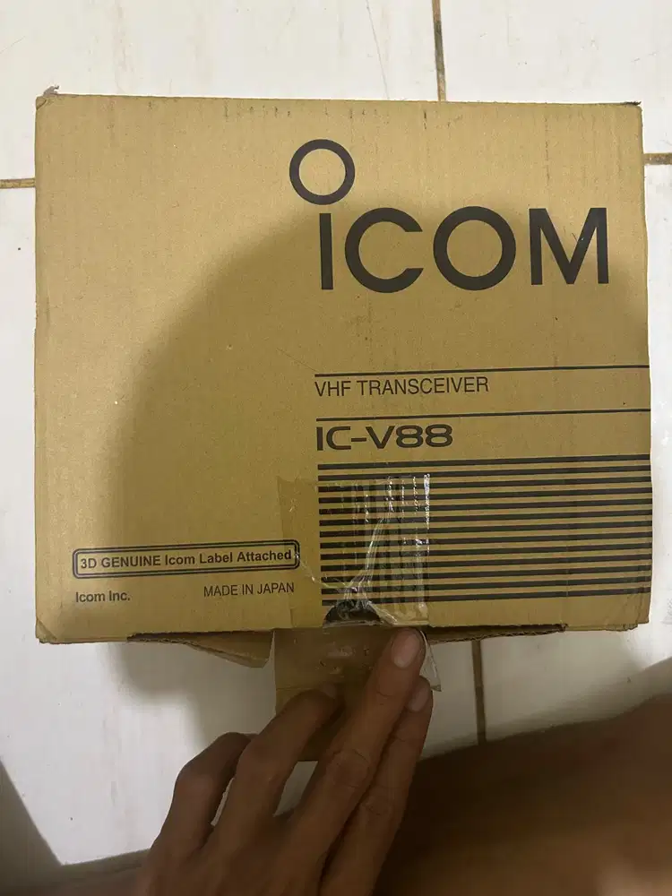 3 HT ICOM V88 VHF TRANSCEIVER