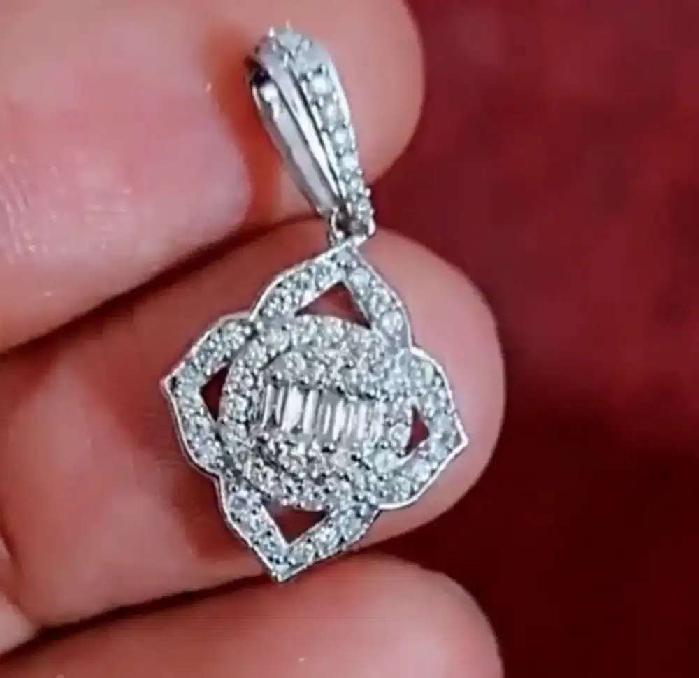 Liontin Berlian Elegan 0.80 Ct Emas 18K (750)  dari Lamasat Jewels