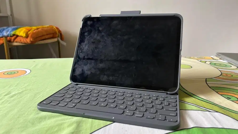 APPLE IPAD GEN 10 64 GB WIFI + KEYBOARD LOGITECH