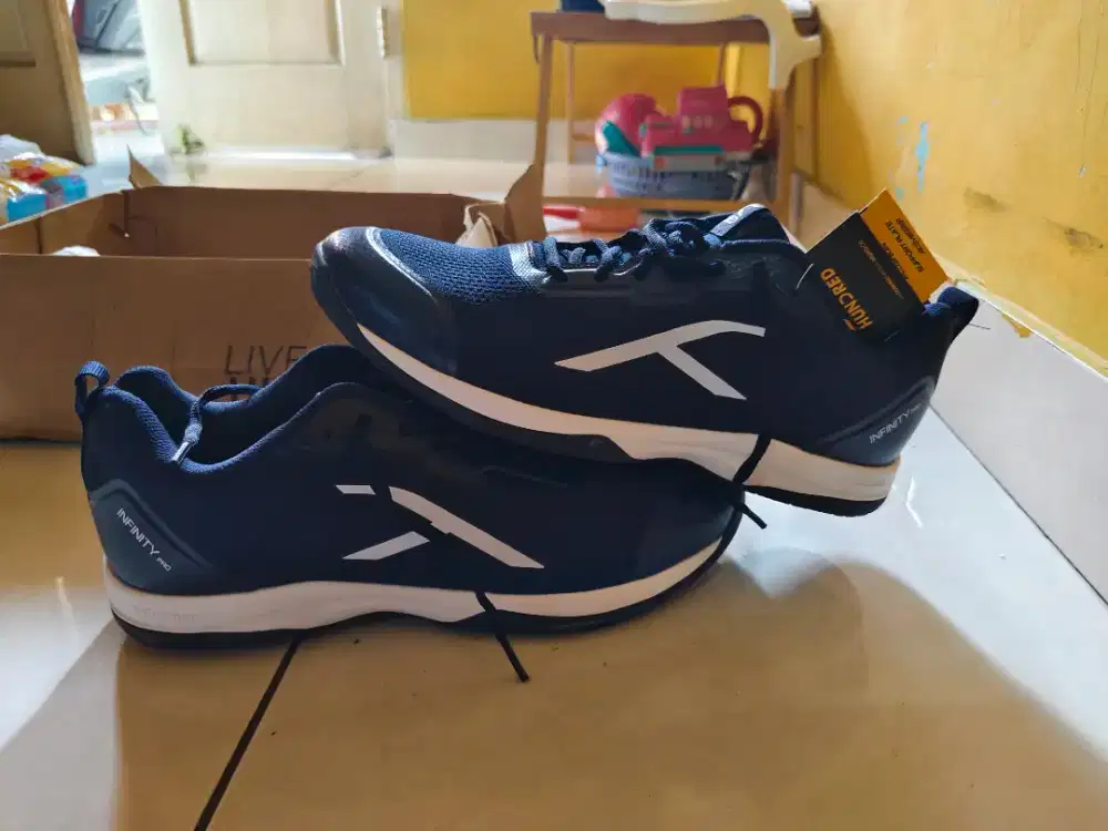 Sepatu Badminton Hundred