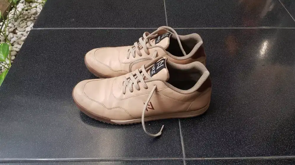 Sepatu sneakers, casual cream kulit