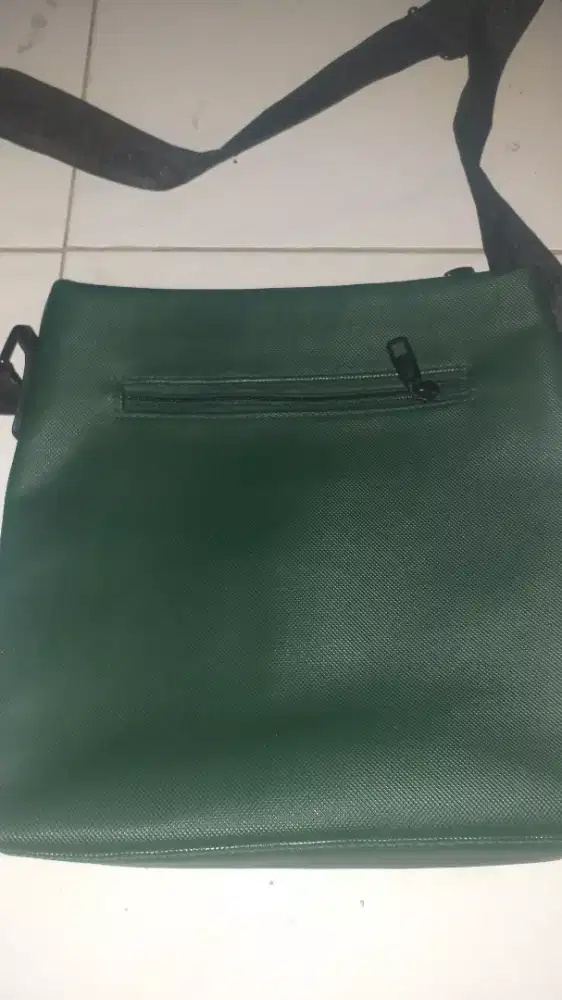 Tas slempang Lacoste hijau