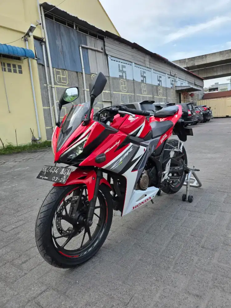 Honda CBR 150R Red Racing 2016