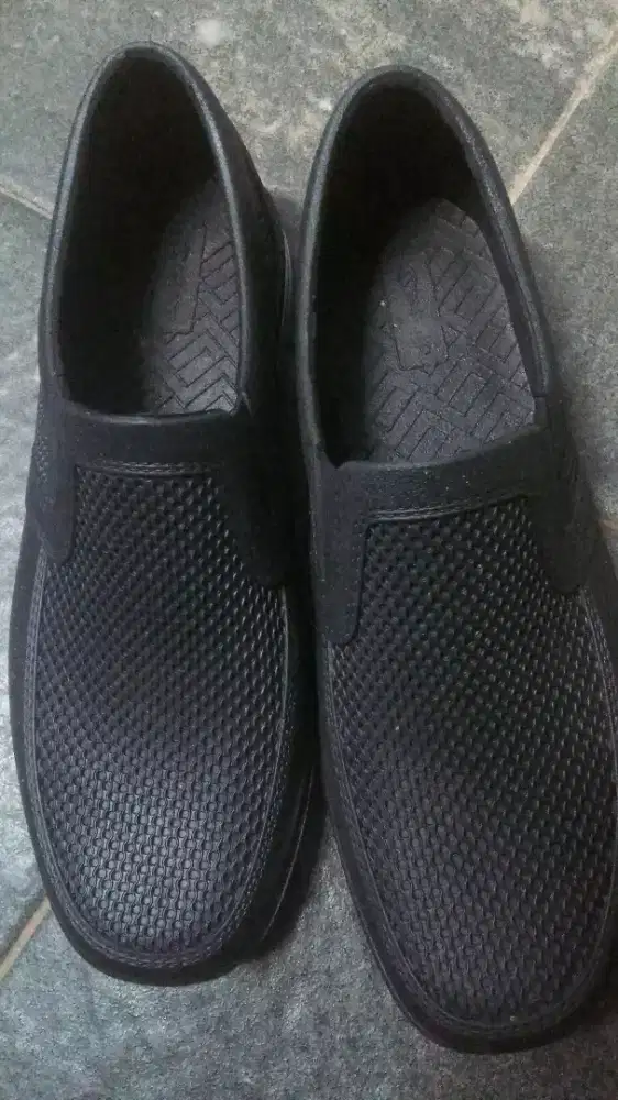 Sepatu karet pria