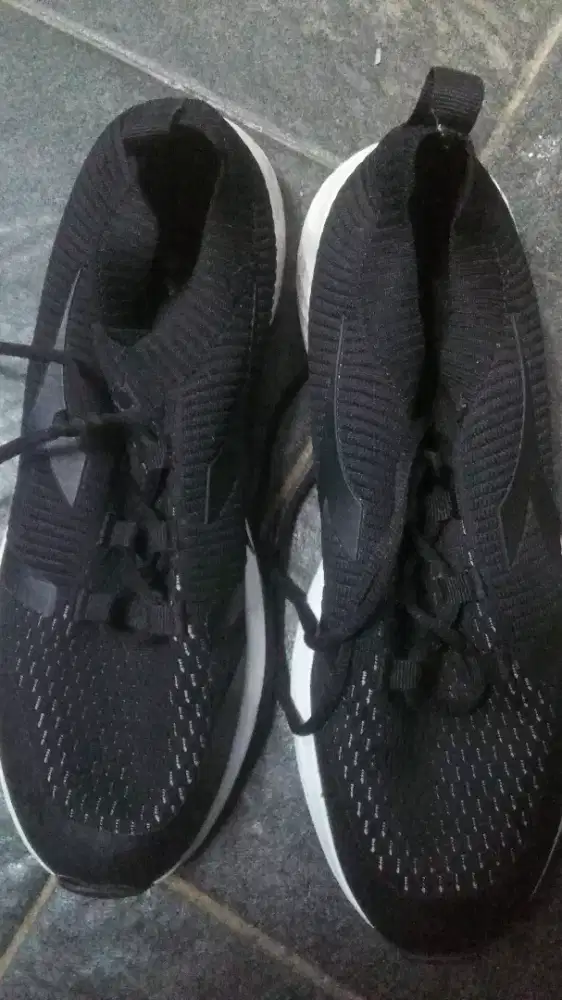Sepatu olahraga pria