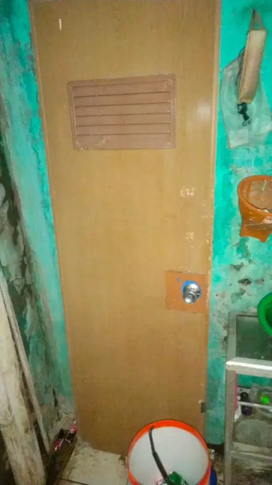pintu bekas toilet