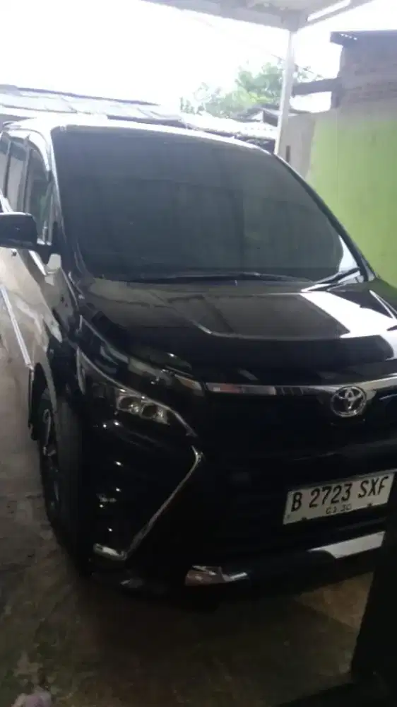 Toyota Voxy Warna Hitam