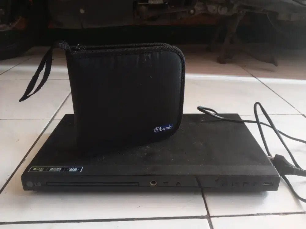 DVD player + 17 biji film blue