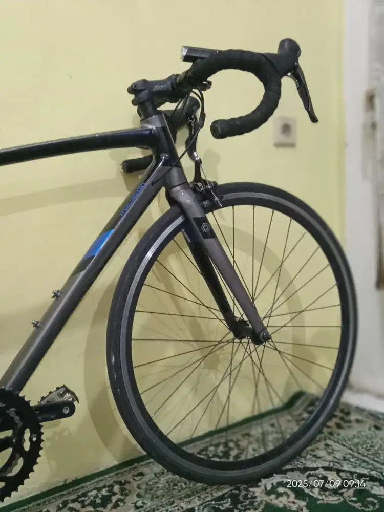 Sepeda strattos hitam abu