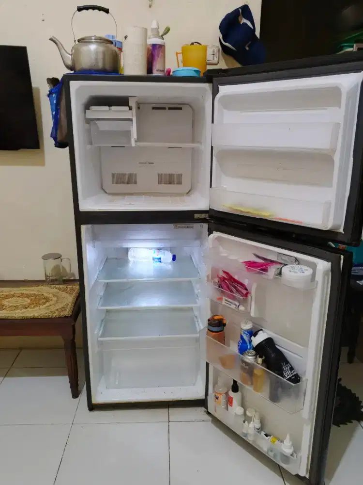 Di jual kulkas 2 pintu