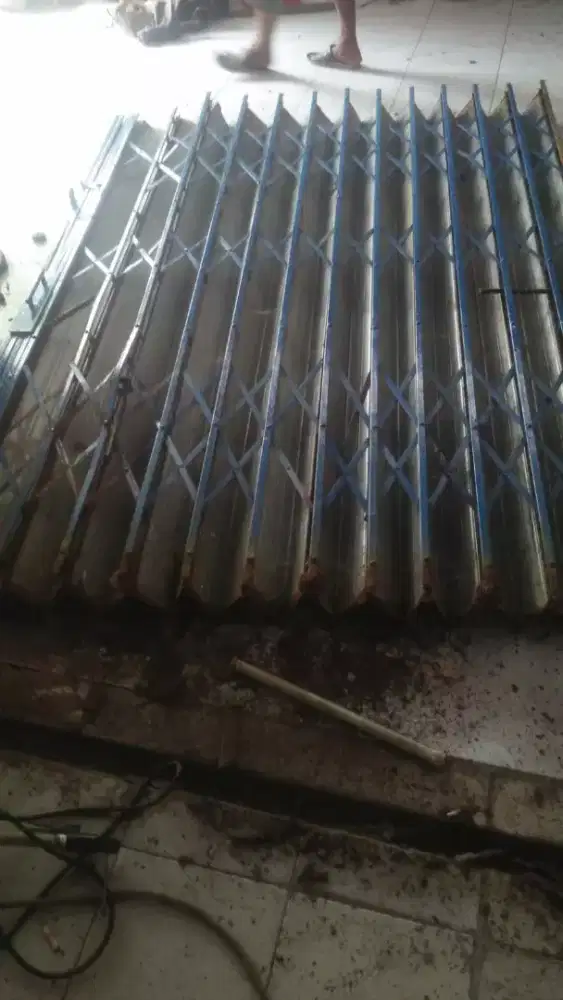 Tukang reparasi service rolling door