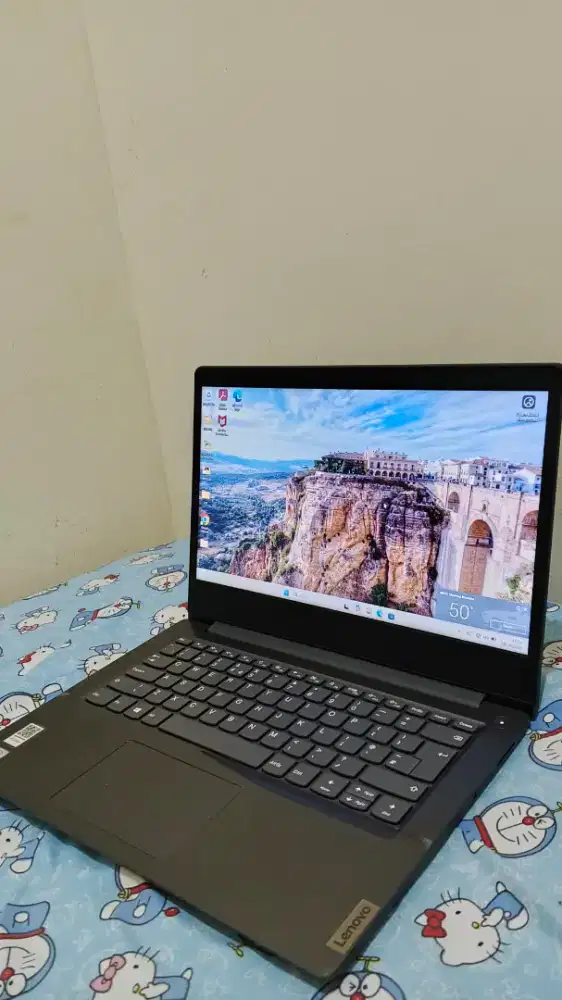 Laptop LENOVO COREi3