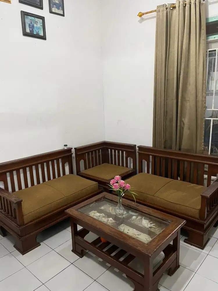 Sofa dan meja tamu