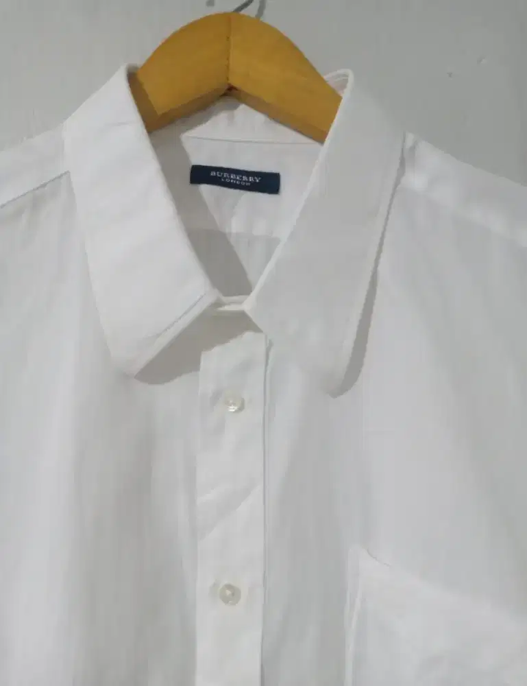 Kemeja Putih Burberry Size XL