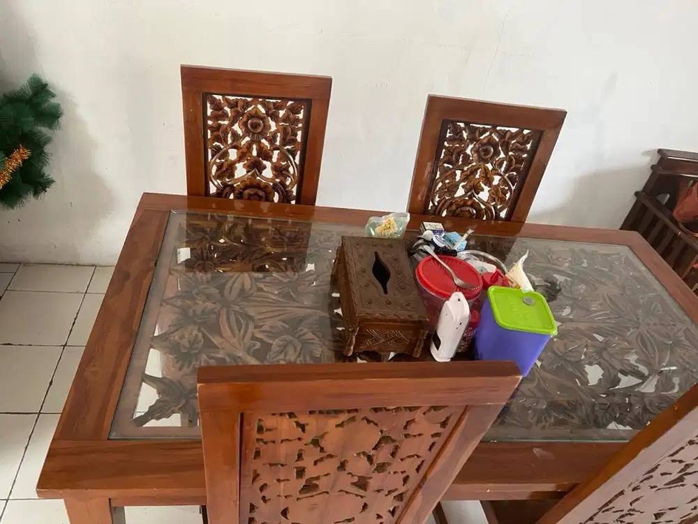 Meja makan dan bangku kayu jati