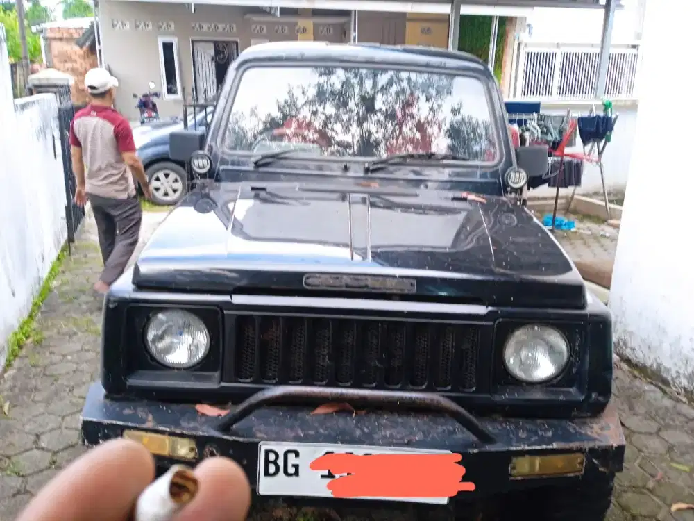 Jeep siap tempur berlumpur