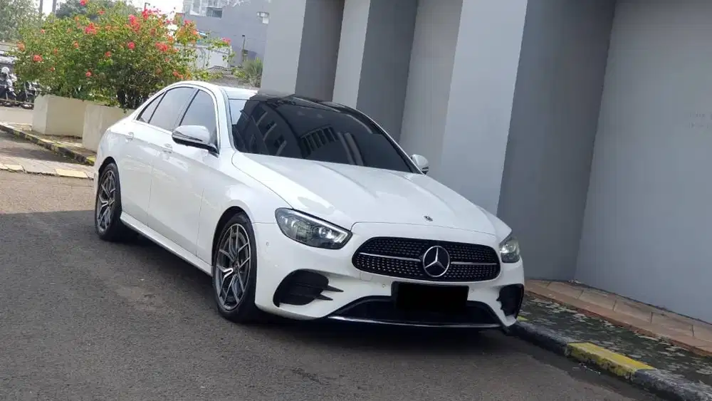 Mercedea Benz E 300 AMG Line CKD W213 AT Putih 2022 km25rb