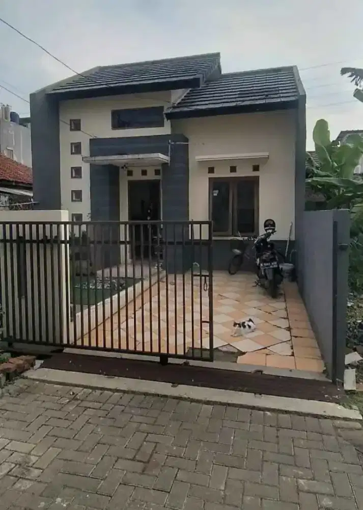 Rumah dalam komplek one gate pinus regency Soekarno-Hatta Bandung