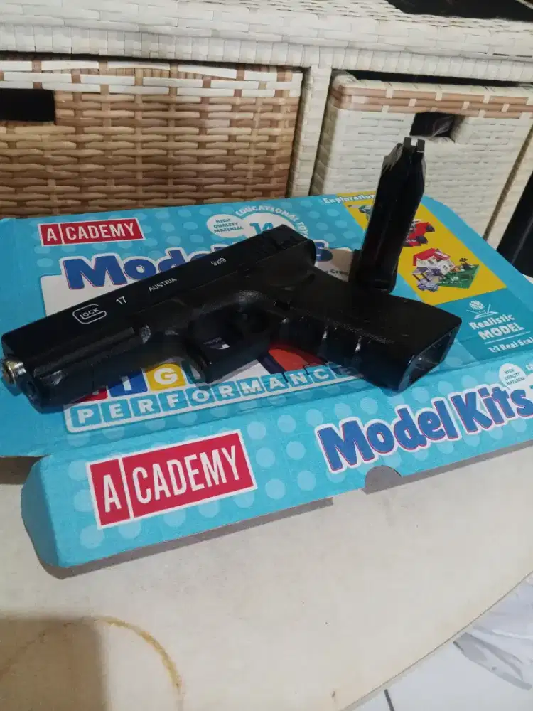 Mainan Glock1718 spring metal