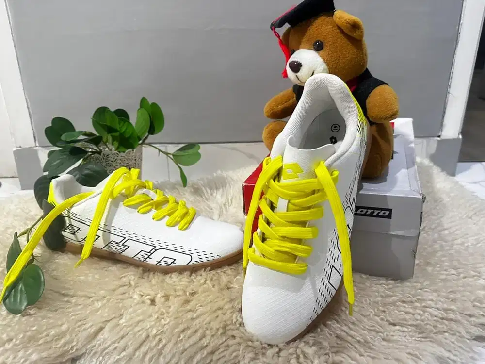 Sepatu futsal Lotto size 40