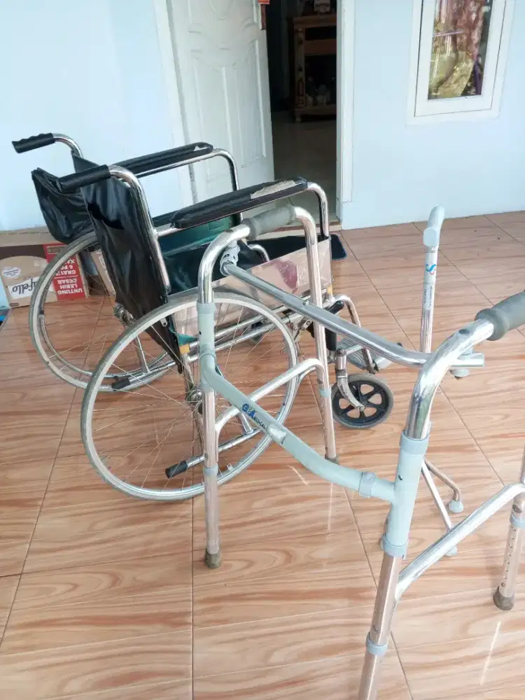Kursi roda bonus Walker dan tongkat