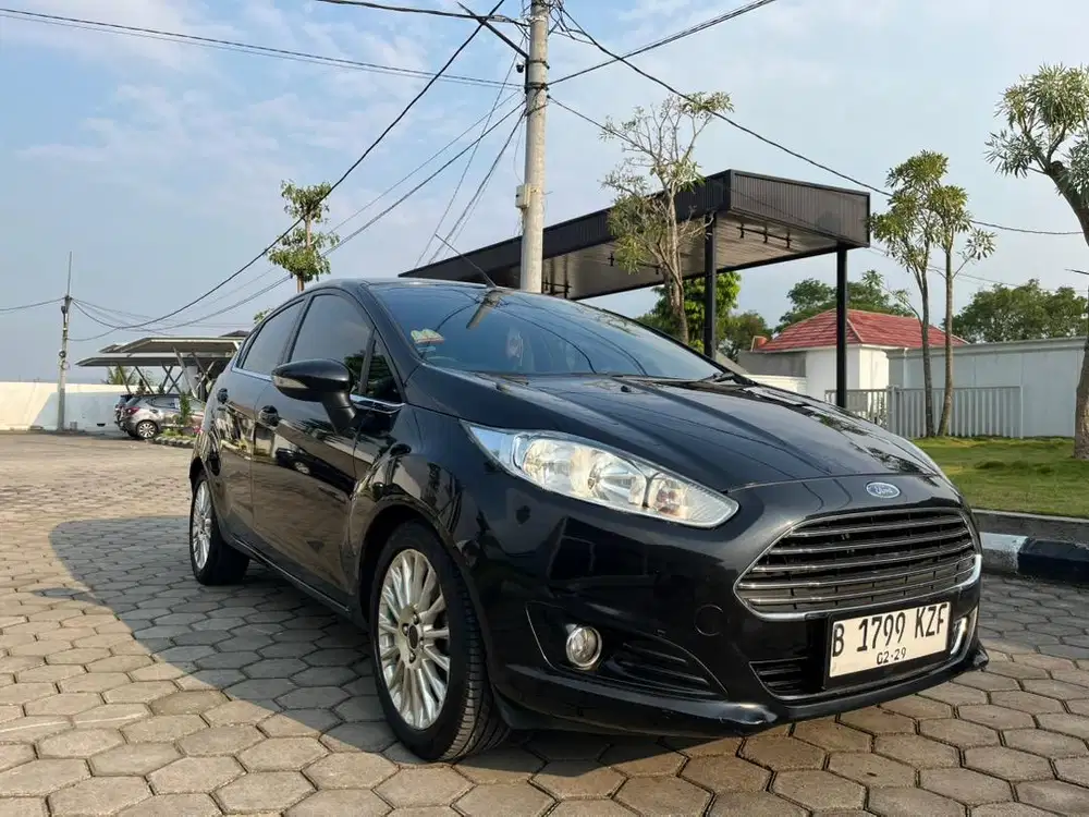 FIESTA S AT 2013 Hitam