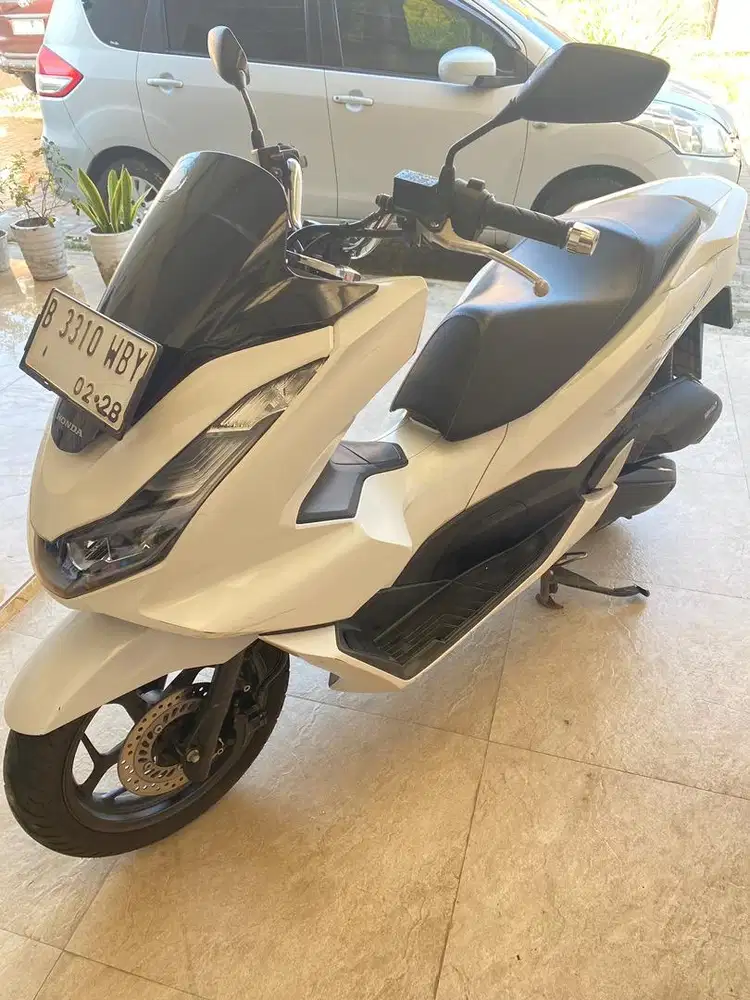 Honda pcx putih ban michelin