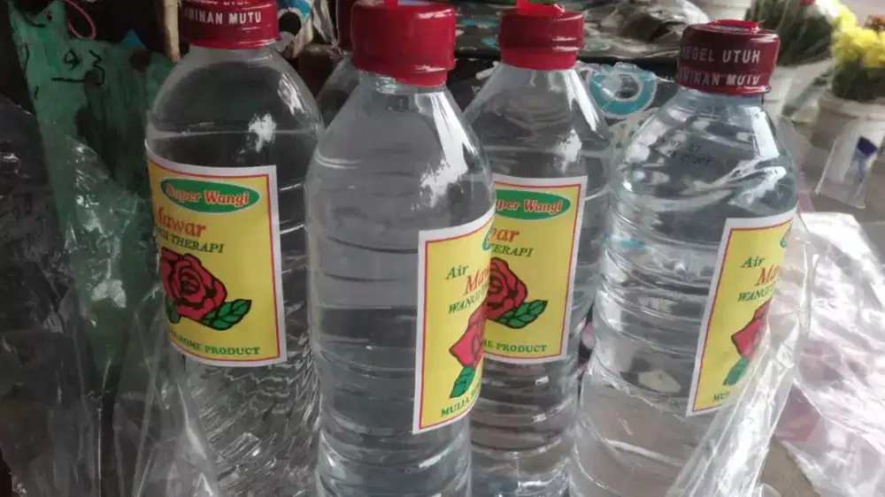 Menjual air mawar
