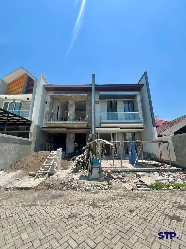 2 unit, Rumah baru modern di Perumahan Manyar Kertoadi