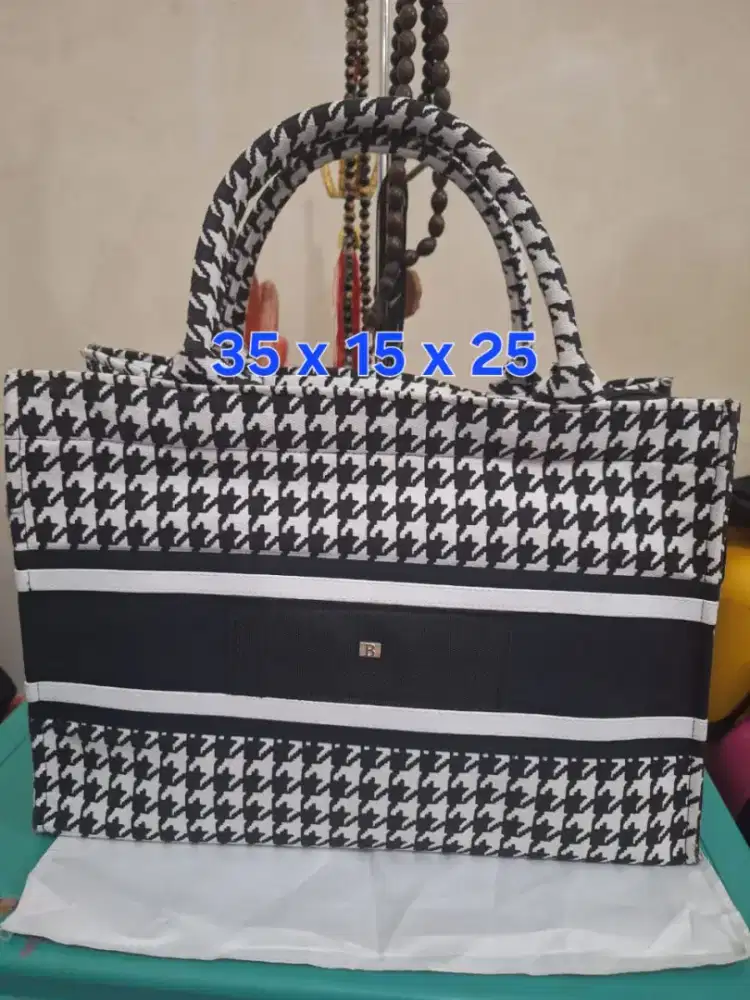 Tas branded warna hitam 
Bally uk 35 x 15 x 25 
Limited edition 
Baran
