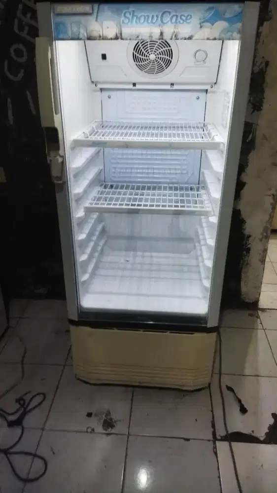 Jual showcase kulkas pendingin minuman ukuran 3 rak merk POLYTRON