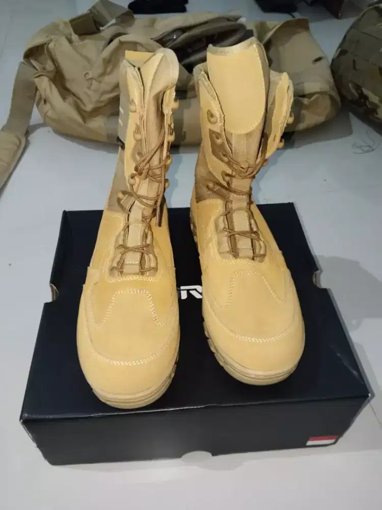 Sepatu ukuran 44