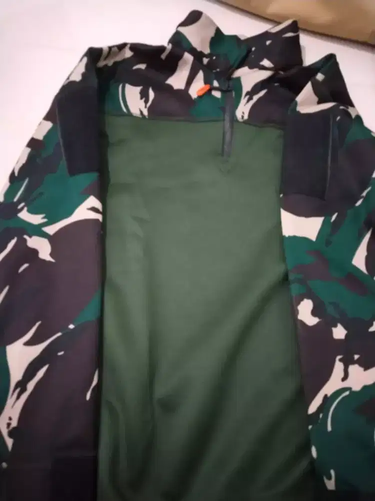 Baju loreng lengan panjang.
