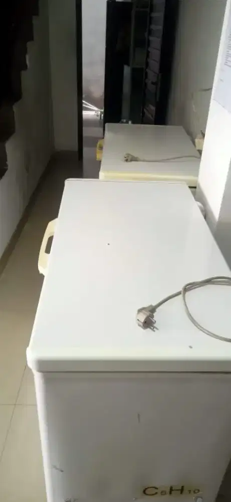 Frezzer box merk Aqua kapasitas 202 l