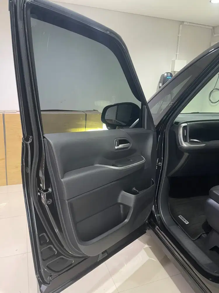 Toyota Voxy 2023 Bensin LOW KM!