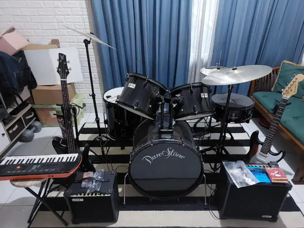 1 set drum, 1 bass, 1 gitar, 2 active speaker, keyboard