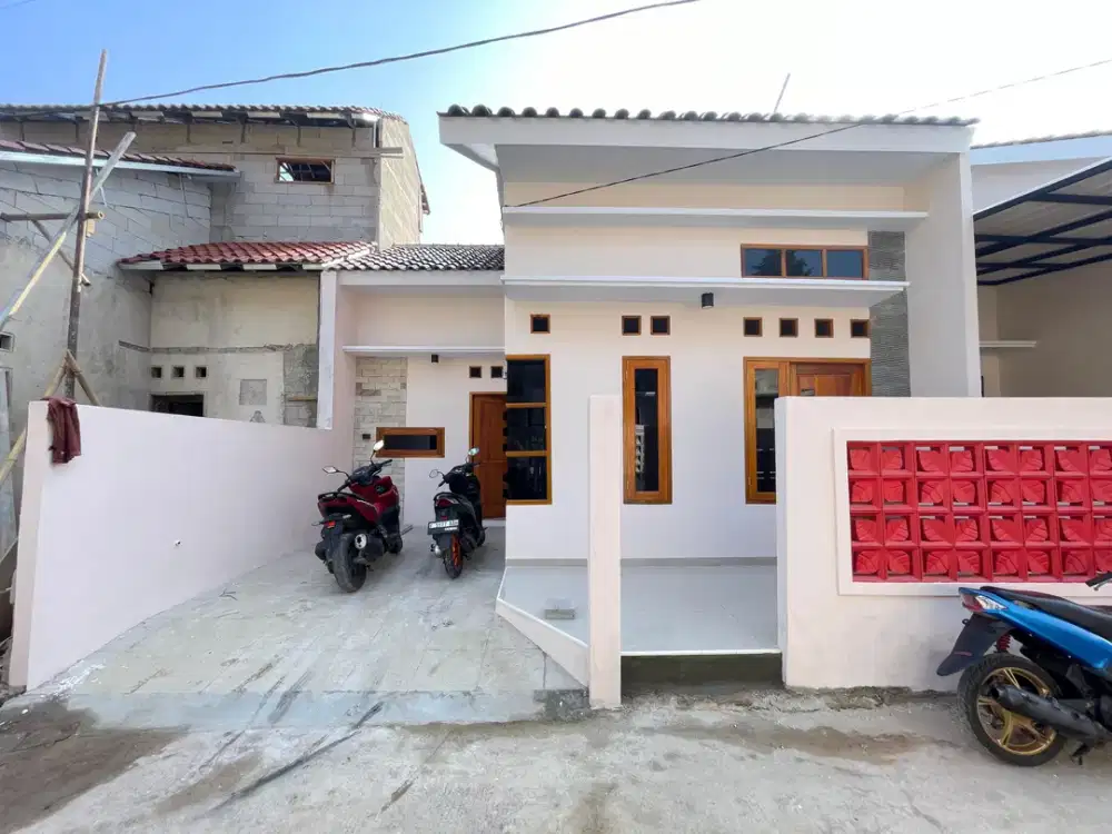 Lokasi pinggir jalan ada angkot nya
