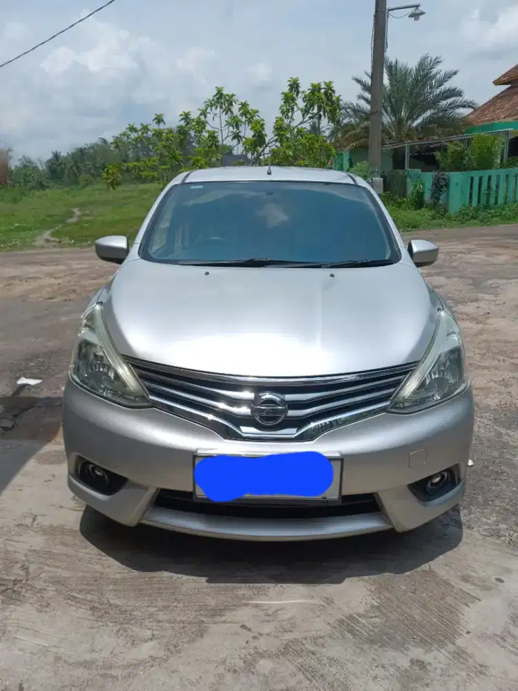 Nissan grand livina sv MT
