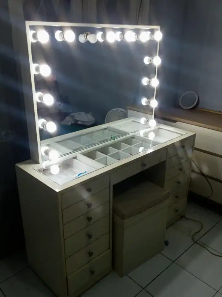 Meja rias fashion