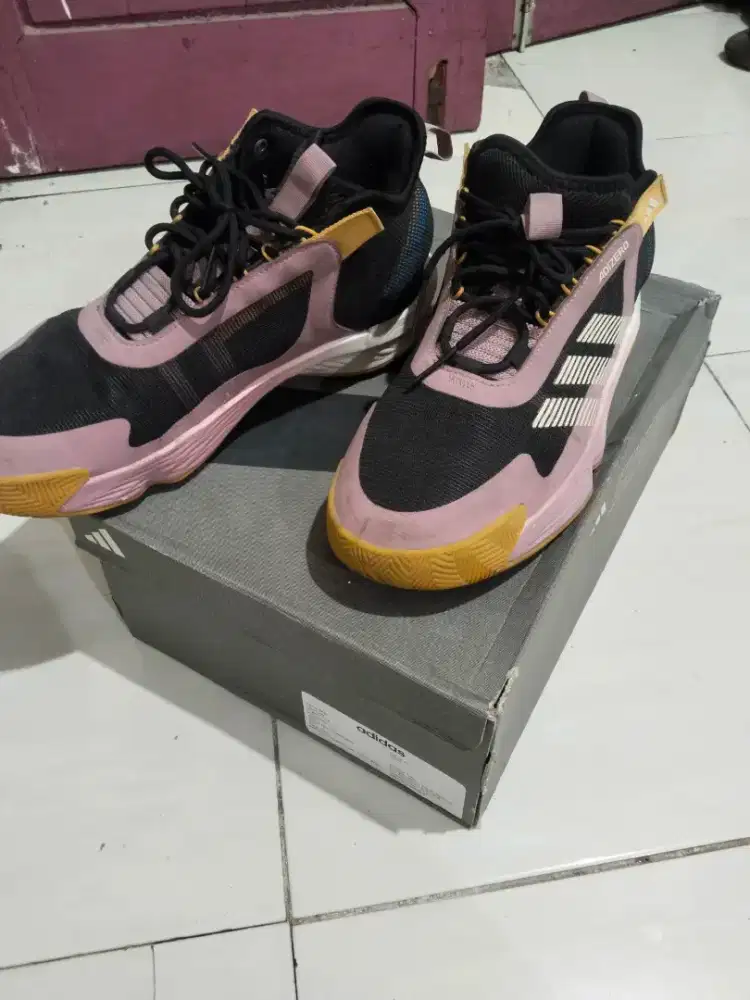 Sepatu basket adidas