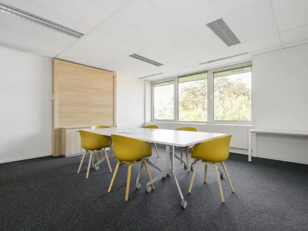 Pindah ke ruang kantor terbuka siap pakai untuk 10 orang di Regus Menara Palma Simatupang