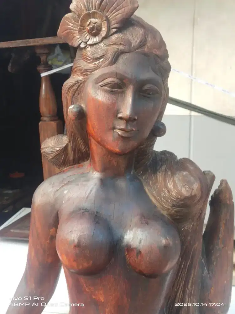 Patung Bali dari bahan kayu