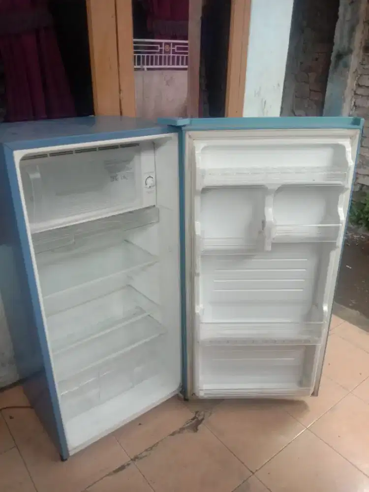 Kulkas sharp bagus,mulus, bersih dan normal dingin beku lanjay
